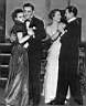 Бенни танцует с Helen Ward, рядом с ними певица Connie Bates с одним из конферансье. Около декабря 1934 г.