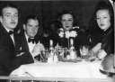 Коллеги Бенни Гудмана за ужином в клубе. Слева трубач Bunny Berigan. Третья слева - певица Lee Wiley. Около 1937 г.