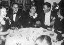 Семья Бенни Гудмана в отеле Пенсильвания, в котором выступал Бенни. Бенни сидит между матерью и сестрой Этель. Слева - Helen Oakley. 1936 г.