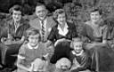Семья Бенни Гудмана около 1950 года. София, Бенни, Элис, Ширли. Впереди сидят Рейчел и Бенджи.